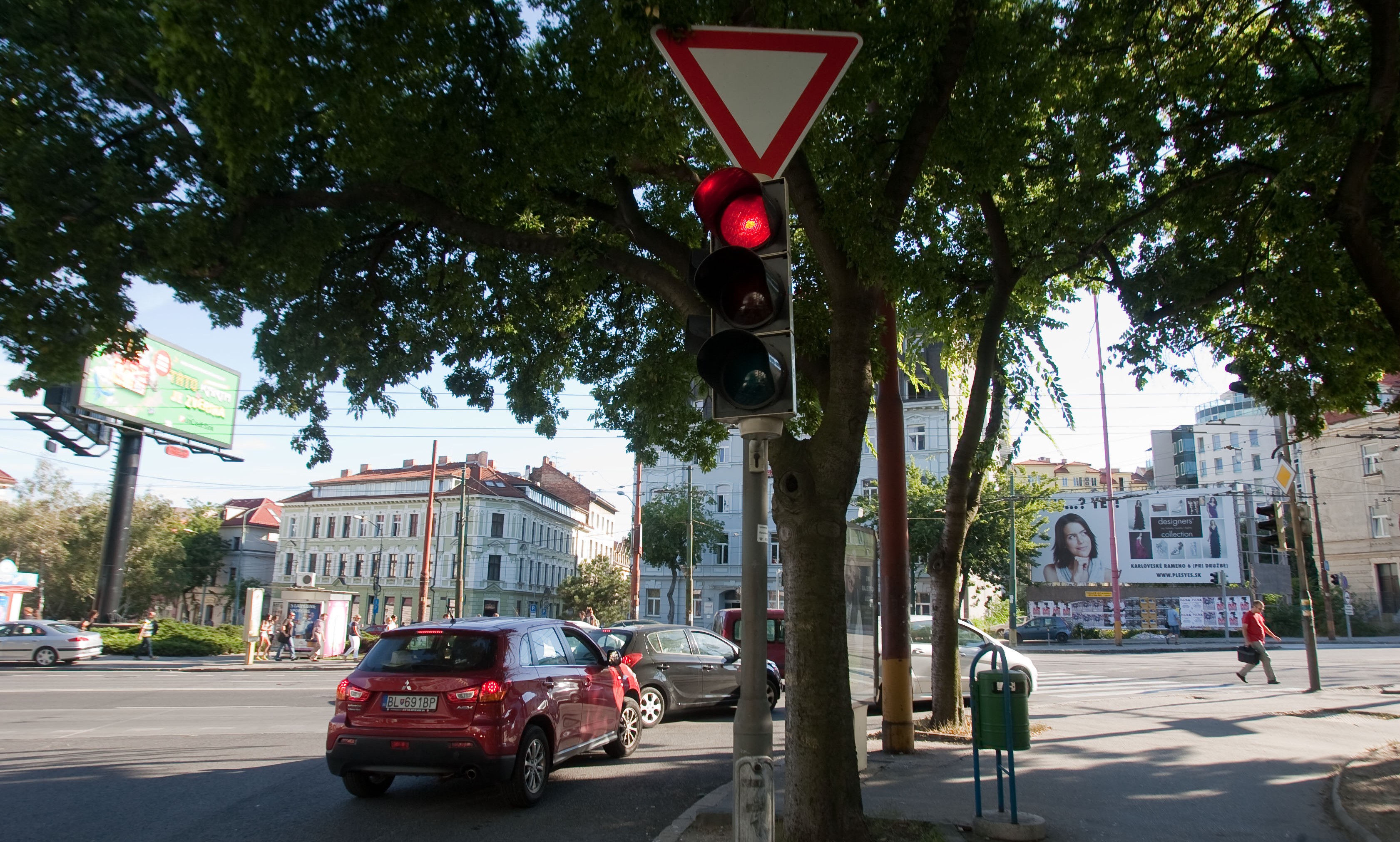 Bratislava_semafor_červená_autá
